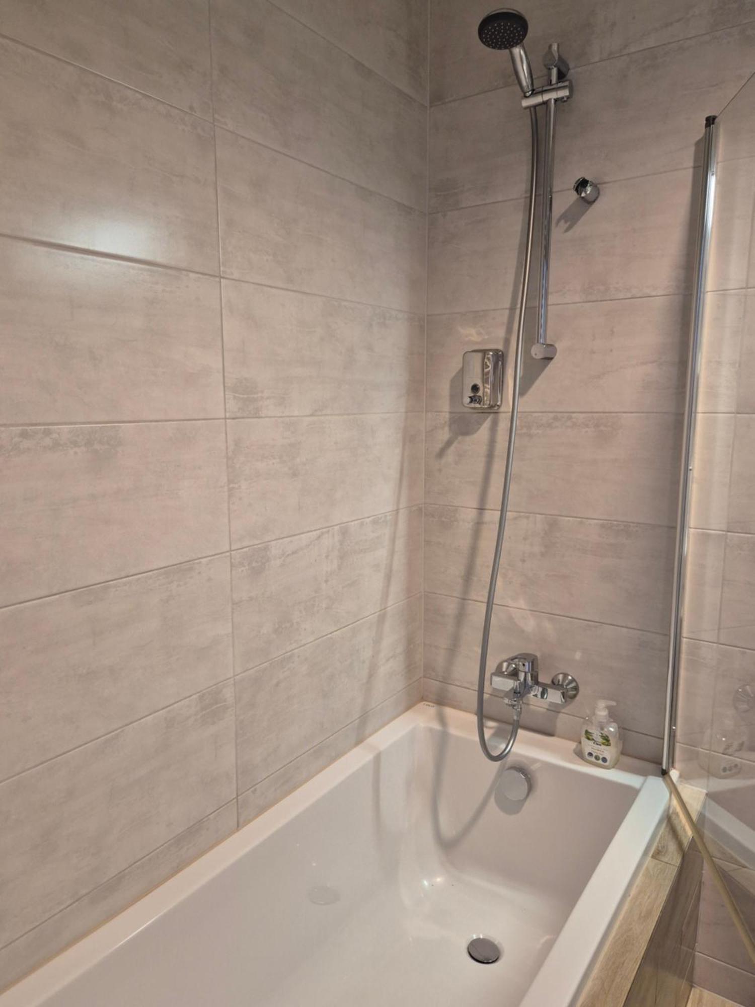 Apartament Wsrod 1000Cy Swiatel - Z Parkingiem W Hali Garazowej- Duzy Balkon Z Lezakami - Piekny Widok Noca Na Panorame Tysiaclecia Katovice Exteriér fotografie